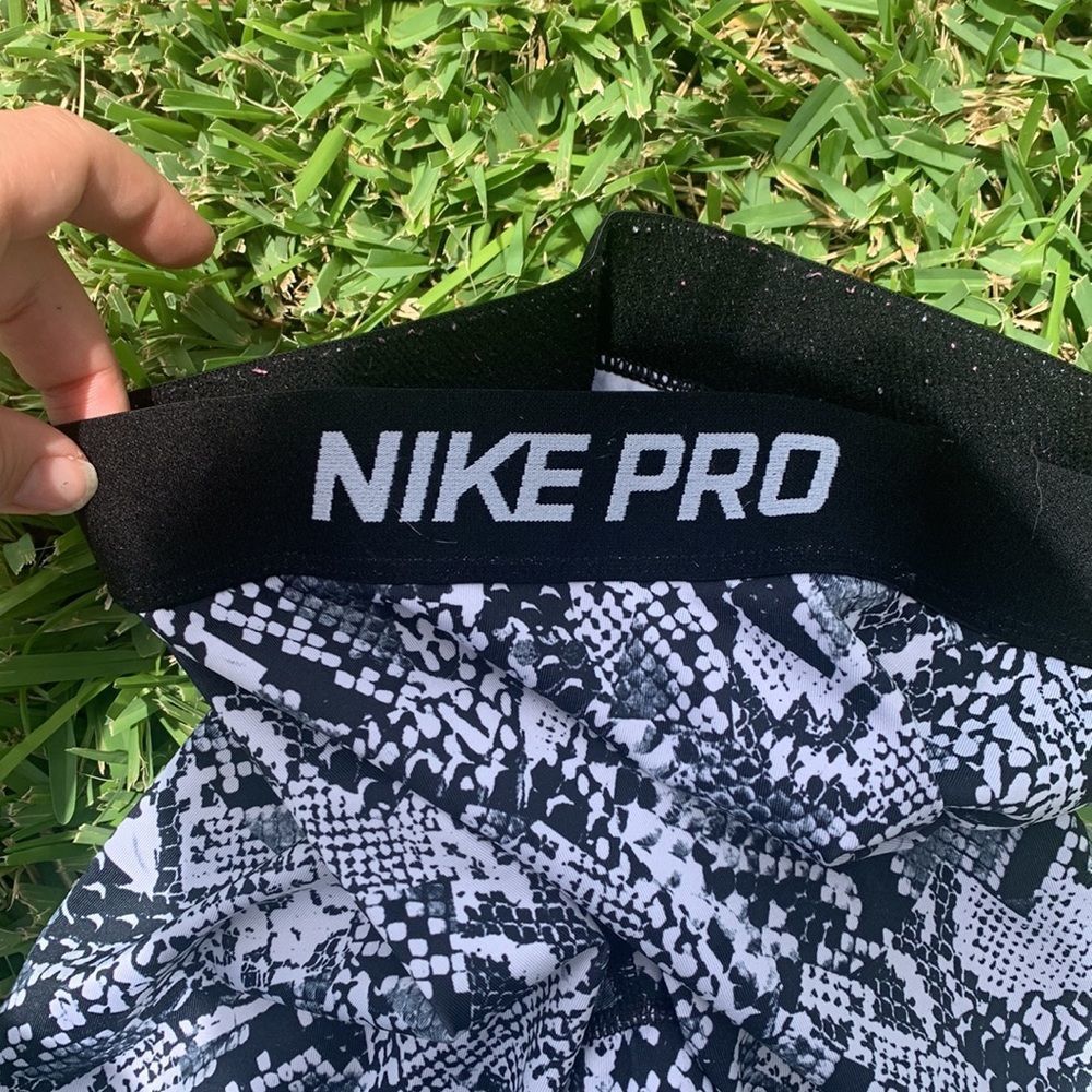 [Nike] Black/White Python Pattern Crops - Size Small - Picture 2 of 3